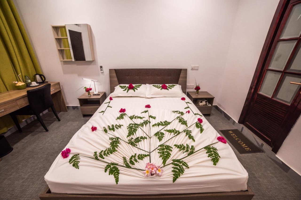 Dhangethi INN Bagian luar foto